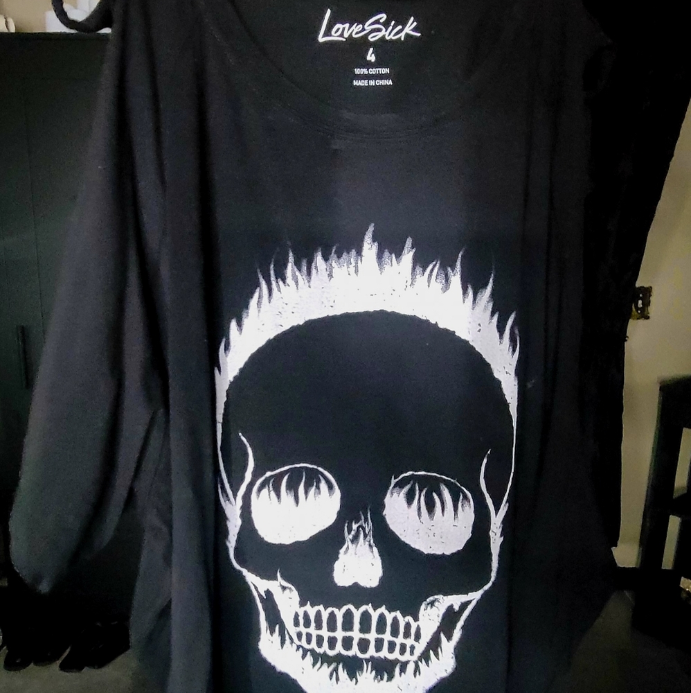 Torrid LOVE SICK slice sleeve shirt with skull